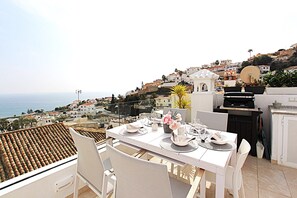 Outdoor dining - Apartment 'Carolina 3 Bedroom' with Sea View, Wi-Fi and Air Conditioning (Torrox costa)