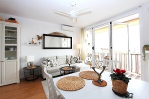 TV - Apartment 'Carolina 3 Bedroom' with Sea View, Wi-Fi and Air Conditioning (Torrox costa)