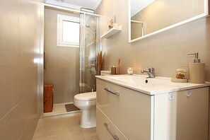 Dusche, Haartrockner, Handtücher