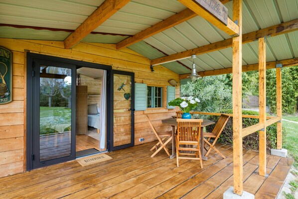 Outdoor dining - Chalet 'Les Iris' with private pool, shared terrace, and air conditioning (La Roquette-sur-Siagne)