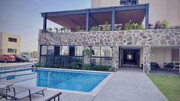 Inomhuspool och utomhuspool