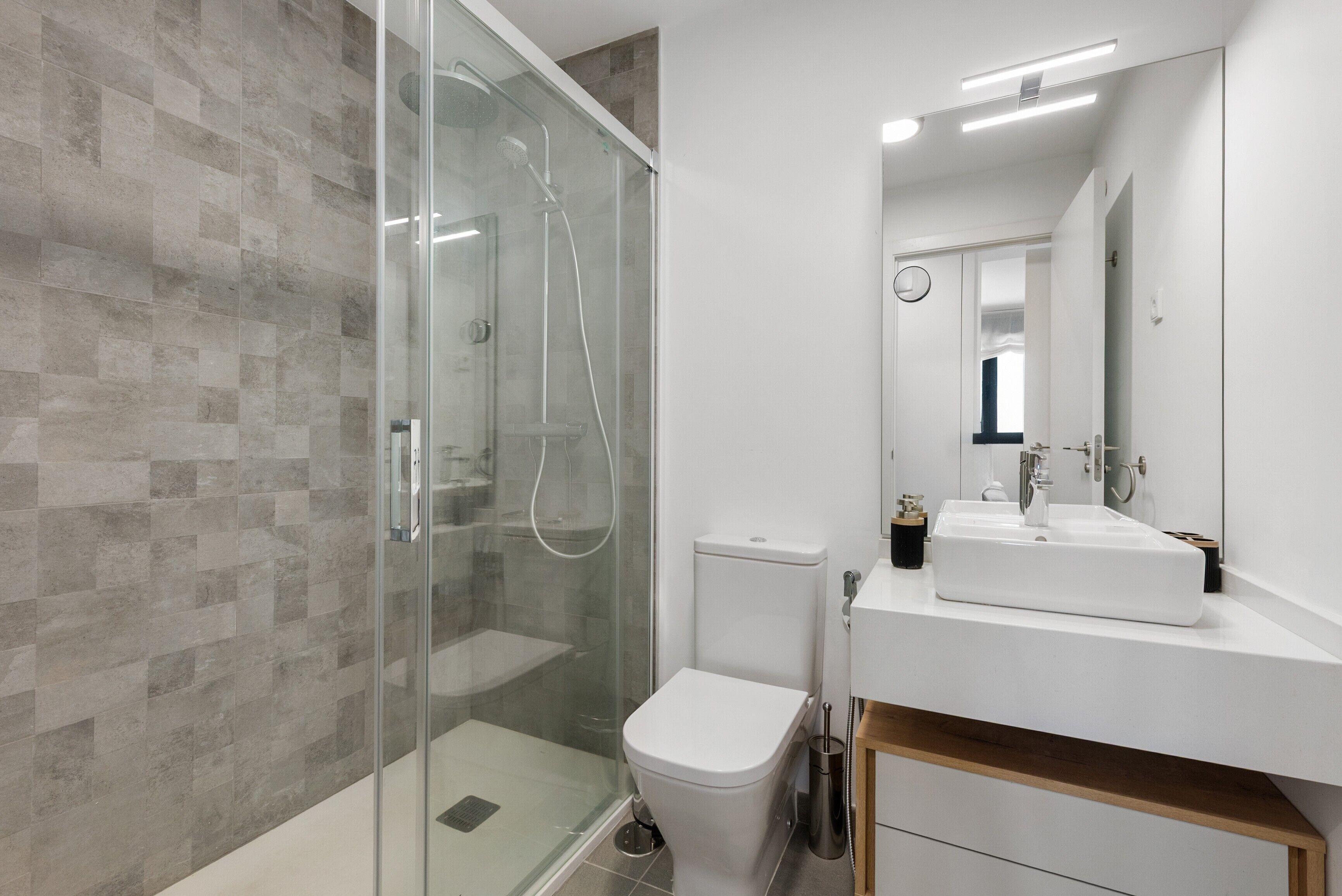 Een douche, handdoeken