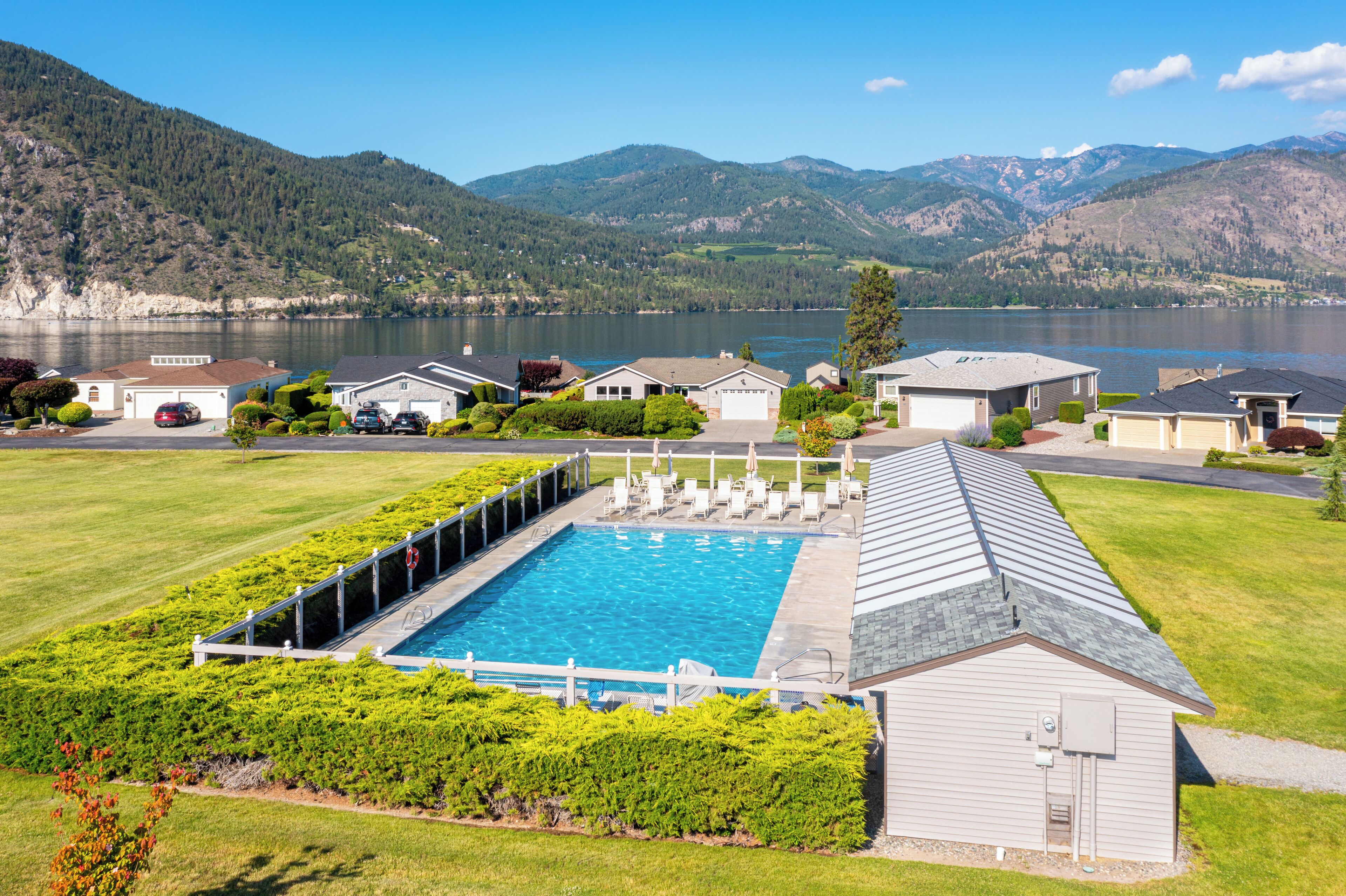 Una piscina techada, una piscina al aire libre