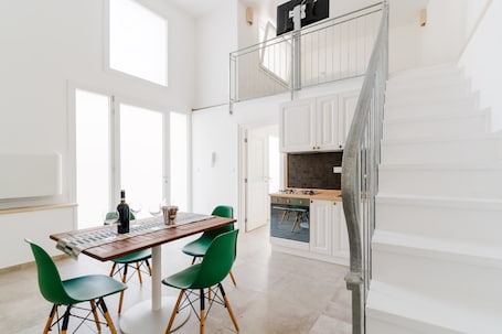 お食事. Holiday Home 'Anemoi' with Shared Terrace, Wi-Fi & Air Conditioning