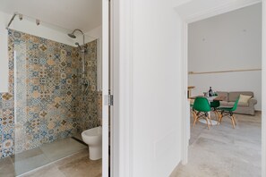 Regadera, secadora de cabello, toallas 