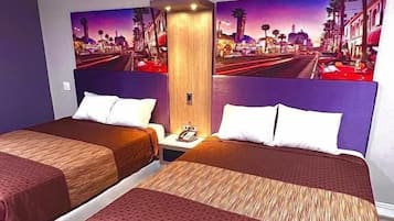 Ett hotellrum med två sängar, ett nattduksbord och en stor väggmålning som föreställer en stadsbild.