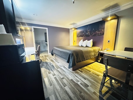 Escritorio, espacio para trabajar con laptop y wifi gratis