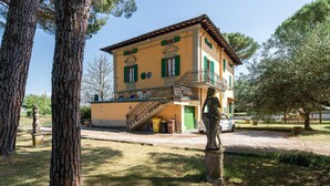 A two-story building with a balcony, a staircase, and a statue in the foreground. - Holiday Home 'Ruben' with Shared Pool, Private Terrace and Wi-Fi (Fucecchio)