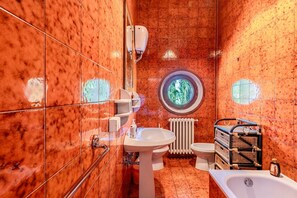 Shower, hair dryer, towels - Holiday Home 'Ruben' with Shared Pool, Private Terrace and Wi-Fi (Fucecchio)