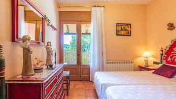 6 bedrooms, iron/ironing board, free WiFi, bed sheets