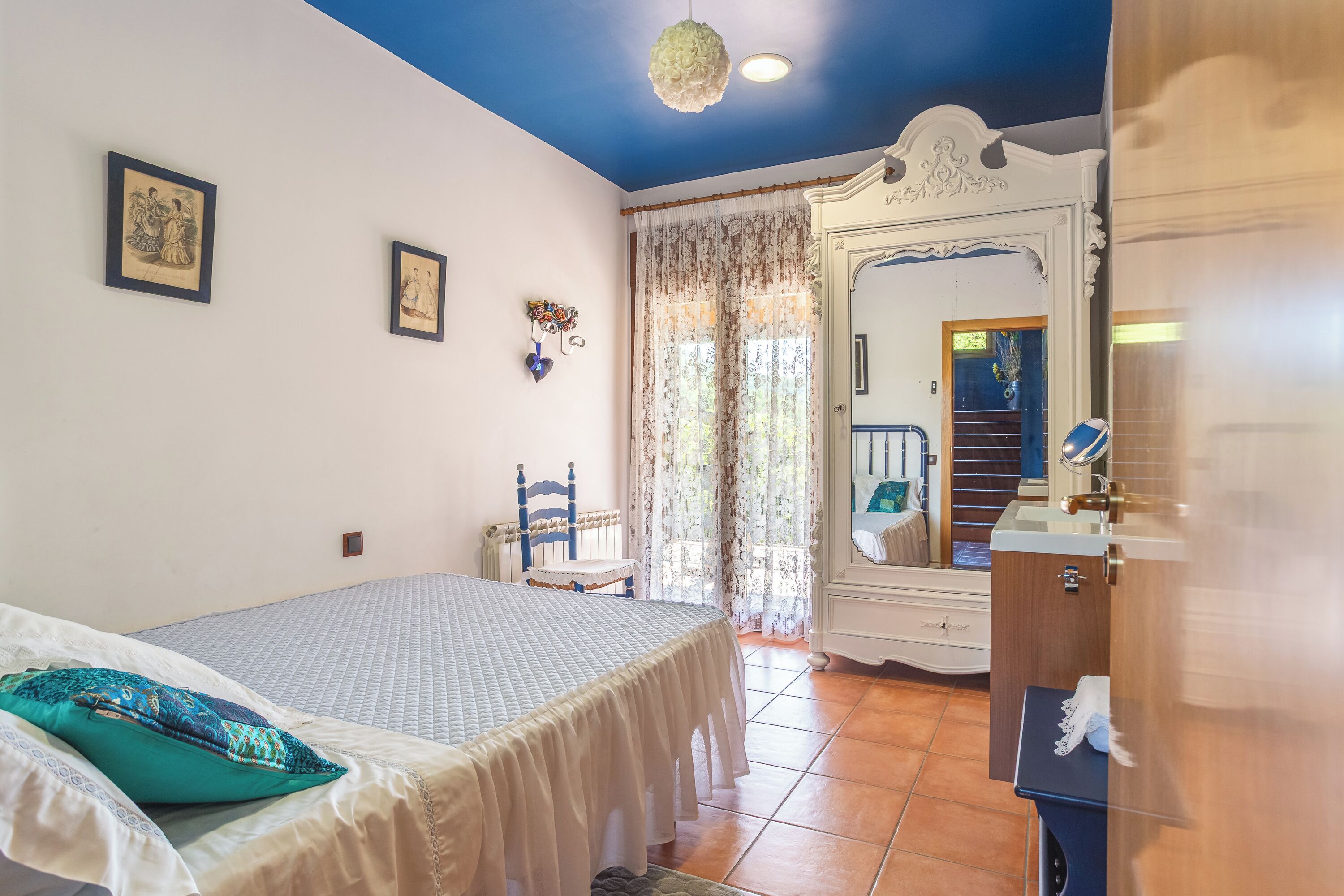 6 bedrooms, iron/ironing board, free WiFi, bed sheets