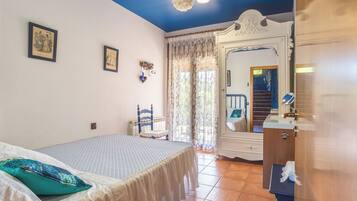 6 bedrooms, iron/ironing board, free WiFi, bed sheets