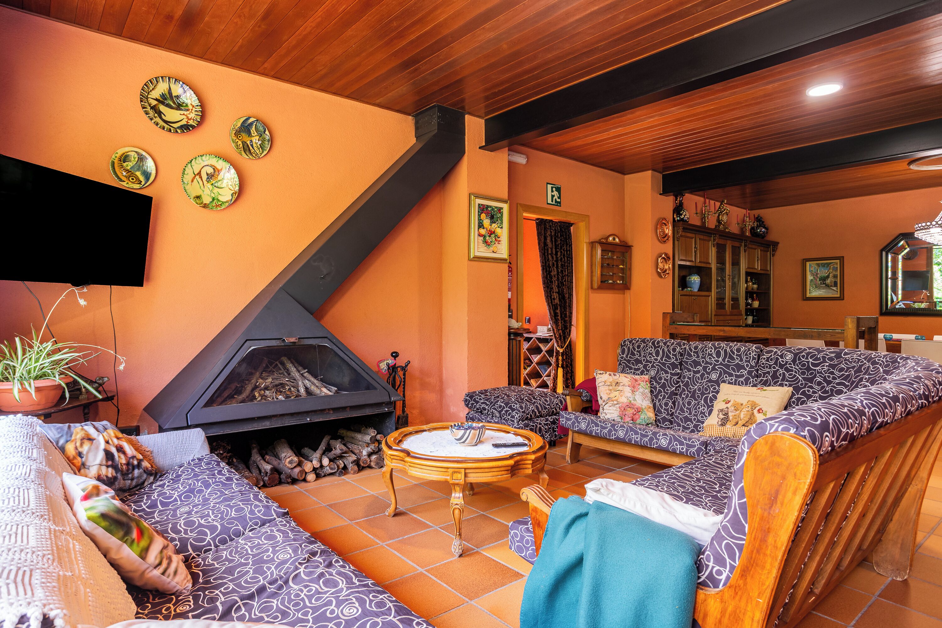 Een open haard en een tafeltennistafel