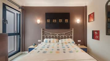 2 bedrooms, iron/ironing board, free WiFi, bed sheets