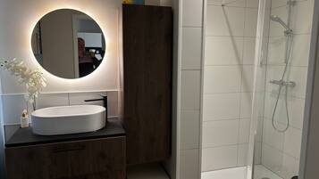 Shower, hair dryer, towels