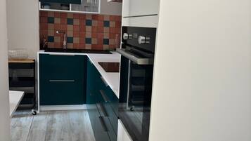 Refrigerador, microondas, horno, placa de cocina