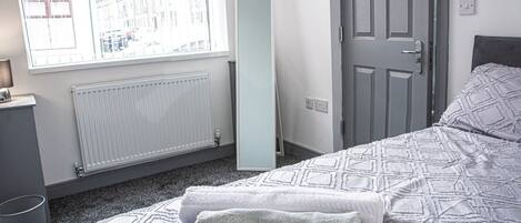 1 slaapkamer, een strijkplank/strijkijzer, internet, beddengoed