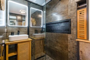 Shower, hair dryer, towels - Studio Apartment 'Cocoon Hut  - Terrace - Pool' with Shared Pool, Wi-Fi and Air Conditioning (Villeneuve-Loubet)