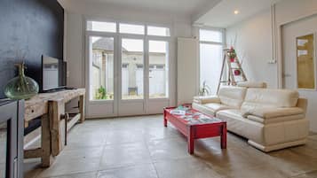 Televisión y chimenea