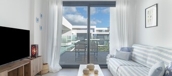 Apartamento 'Palacio De Pilas 22' con piscina compartida, Wi-Fi y aire acondicionado