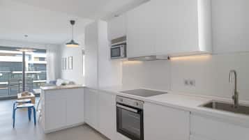 Geladeira, micro-ondas, fogão, cooktop