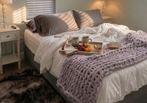 1 bedroom, iron/ironing board, free WiFi, bed sheets - Hot Tub -Tiny House -Fire Pit near Bogue Chitto State Park (Franklinton)