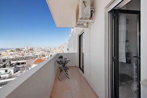 Outdoor dining - Apartment '1 Bedroom Seaview' with Sea View, Wi-Fi and Air Conditioning (Unknown)