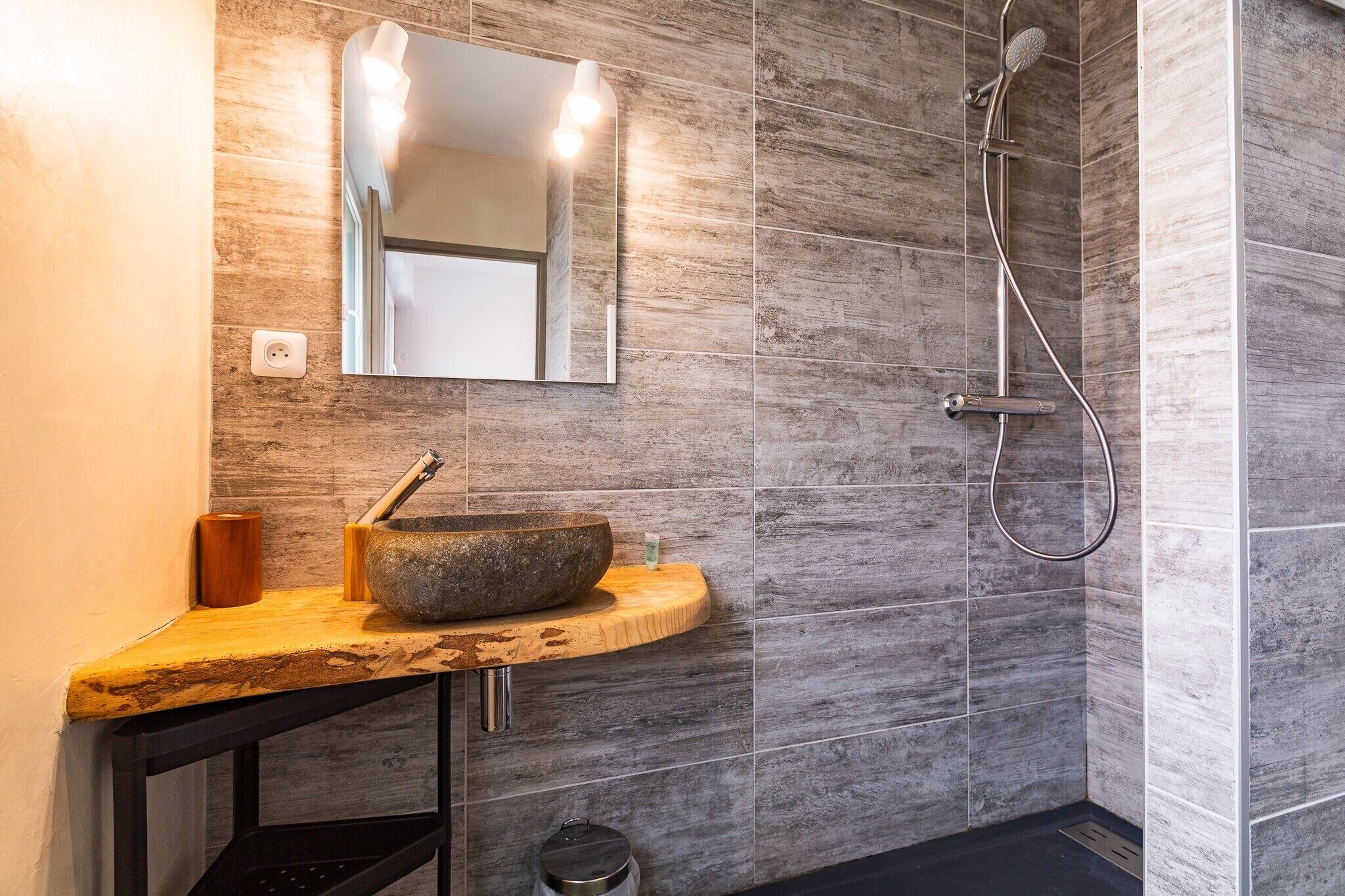 Een douche, handdoeken