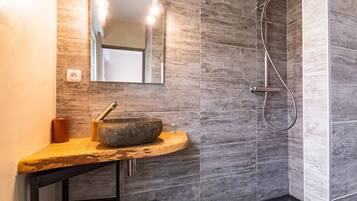 Een douche, handdoeken