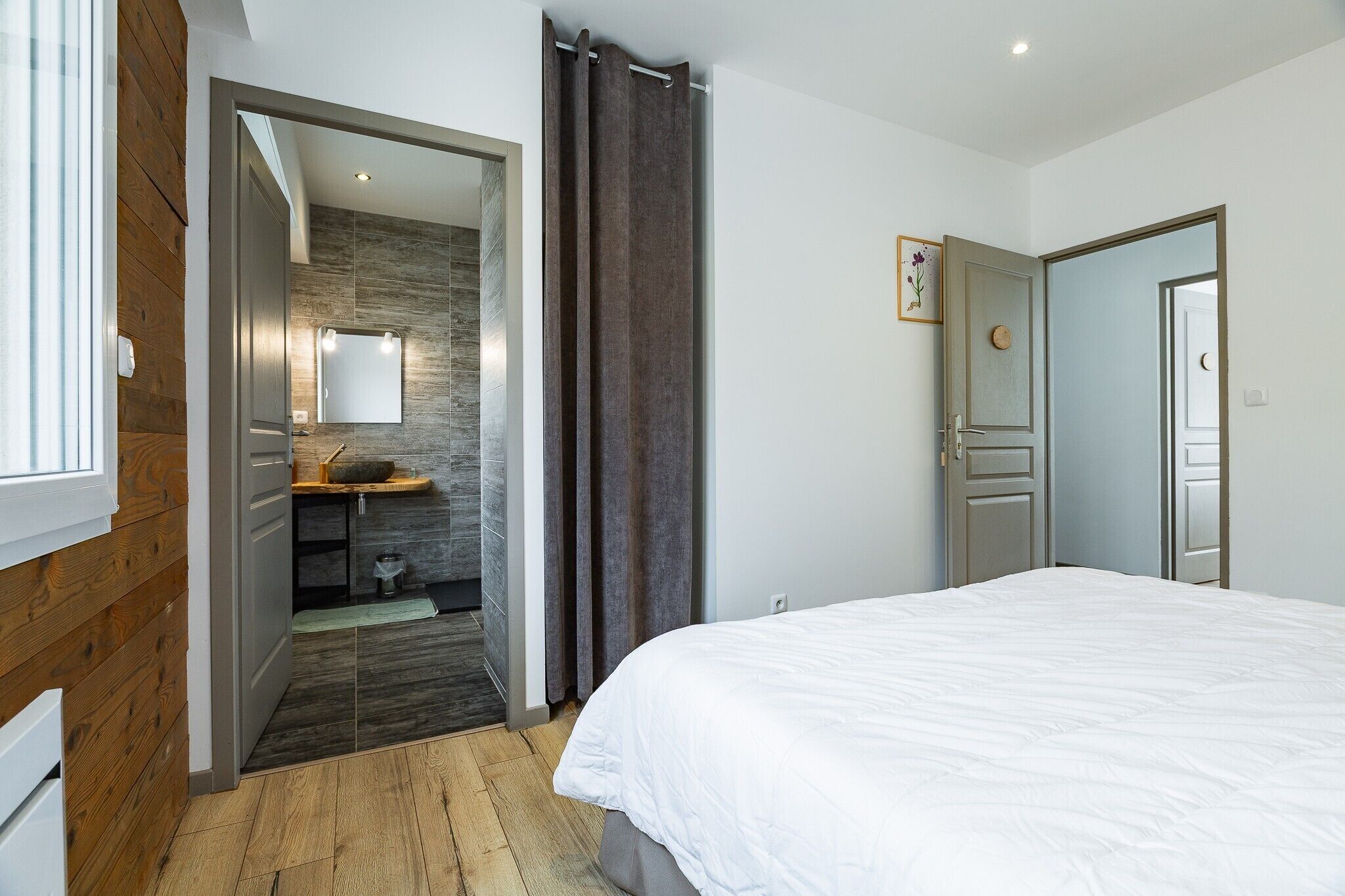 5 bedrooms, free WiFi, bed sheets