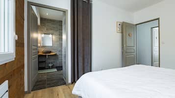 5 bedrooms, free WiFi, bed sheets