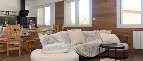 Una televisión, una chimenea