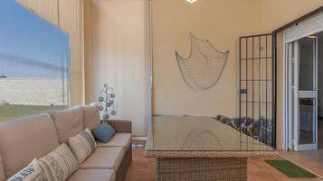 Una televisión, una chimenea, un reproductor de DVD