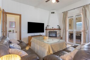 Televisión, chimenea, reproductor de DVD y estéreo 