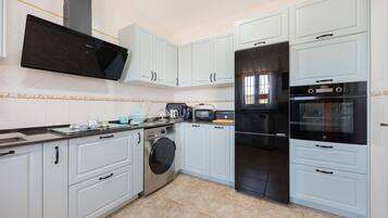 Kjøleskap, mikrobølgeovn, ovn og kokeplater