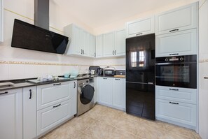 Kylskåp, mikrovågsugn, ugn och spishäll