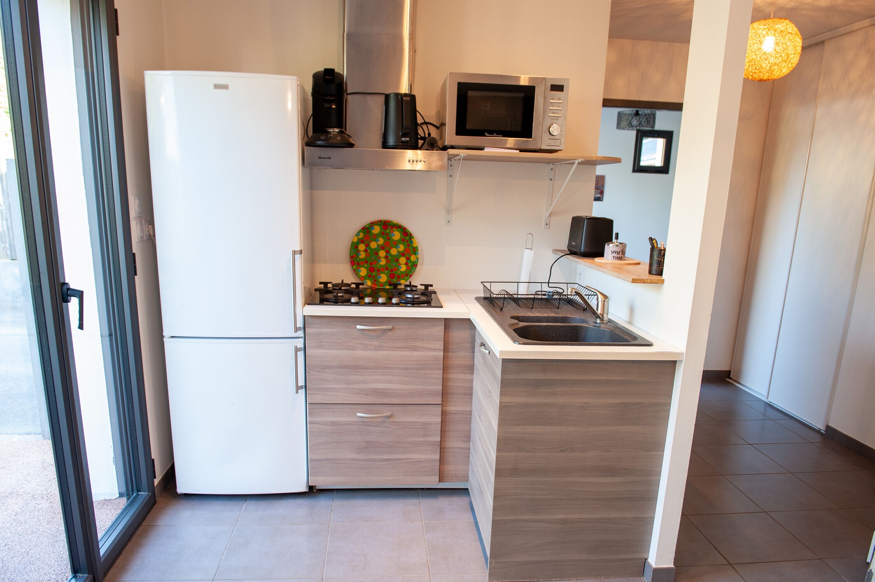 Kühlschrank, Mikrowelle, Herdplatte, Geschirrspüler