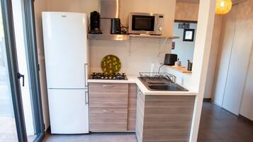 Kühlschrank, Mikrowelle, Herdplatte, Geschirrspüler