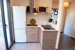 Fridge, microwave, stovetop, dishwasher