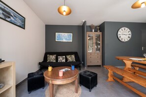 TV - Holiday Home 'La Maison De Toulbadeu' with Private Terrace and Private Garden (Brech)
