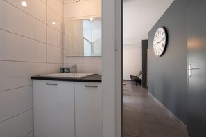 Shower, hair dryer - Holiday Home 'La Maison De Toulbadeu' with Private Terrace and Private Garden (Brech)