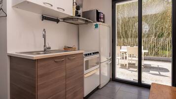 Een koelkast, een magnetron, een oven, een kookplaat