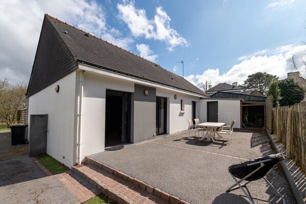 Exterior - Holiday Home 'La Maison De Toulbadeu' with Private Terrace and Private Garden (Brech)