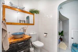 Ducha, secador de pelo, toallas