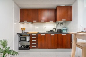 Kühlschrank, Mikrowelle, Herdplatte, Wasserkocher mit Kaffee-/Teezubehör