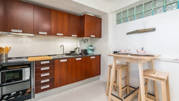 Réfrigérateur, micro-ondes, plaque de cuisson, cafetiÚre/bouilloire