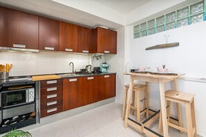 Fridge, microwave, stovetop, coffee/tea maker