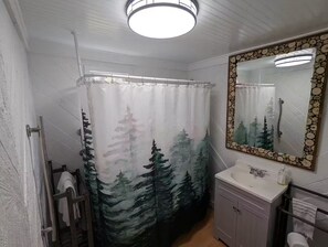 Hiustenkuivaaja, pyyhkeet, saippua, sampoo