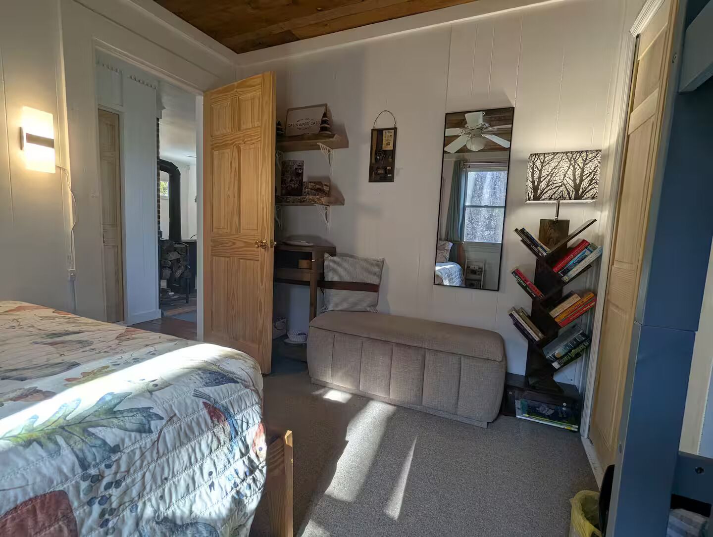 2 quartos, ferros/tábuas de passar roupa, berço de viagem, roupa de cama