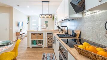 Frigorifero, microonde, forno, piano cottura